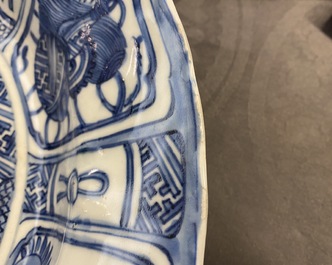 Un plat et deux assiettes en porcelaine de Chine en bleu et blanc de type kraak &agrave; d&eacute;cor de canards, Wanli